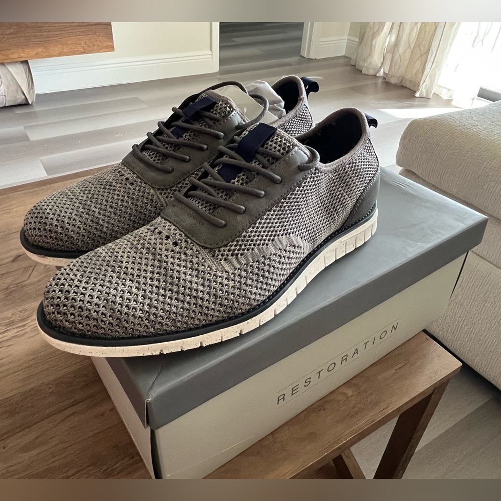 Gray Knit Sneakers with Modern Design and Cushioning